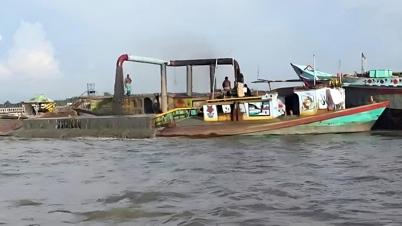 মহেশখালী চ্যানেল থেকে বালু উত্তোলন,আদালতের নিষেধাজ্ঞা কতটা কার্যকর? প্রশাসনের ভূমিকা নিয়ে প্রশ্ন